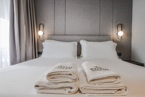 Escritorio y ropa de cama 