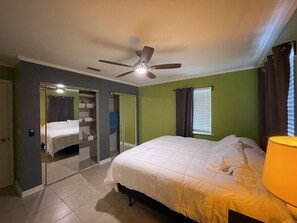 3 habitaciones, escritorio y tabla de planchar con plancha 