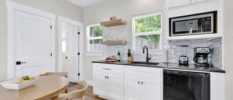 Refrigerador, microondas, cafetera/tetera, licuadora