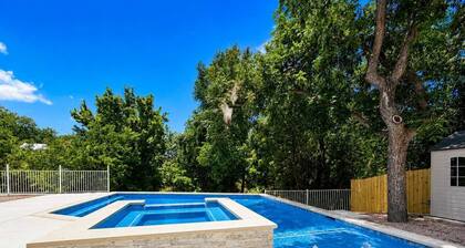 Hot Tub-King Beds-Walk to Main