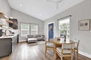 Een moderne keuken met een zithoek, een bank en een eettafel met stoelen.