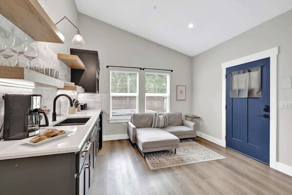 Interior - Hot Tub-King Bed-2 Blks to Main! (Fredericksburg)