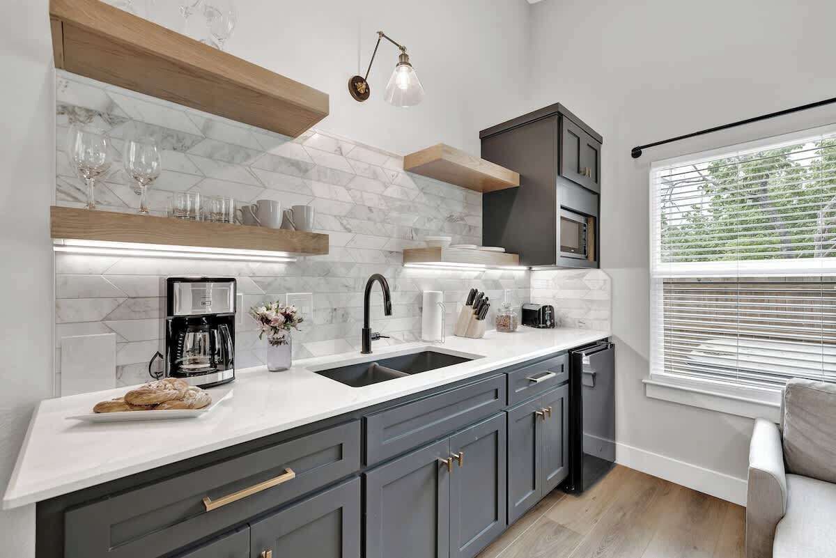 Kühlschrank, Mikrowelle, Wasserkocher mit Kaffee-/Teezubehör, Toaster