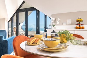 Dining room - Elliot Oliver - Luxury Penthouse Apartment With Sea View (Torquay)
