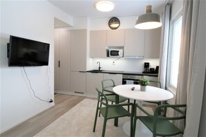 Eenvoudig appartement | Privékeuken | Een koelkast, een magnetron, een oven, een kookplaat