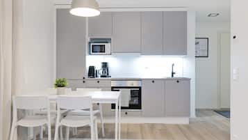 Apartamento standard | Cozinha privada | Geladeira, micro-ondas, fogão, cooktop