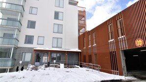A modern building with a white facade and a red-brick entrance. - Forenom Serviced Apts Espoo Saunalahti (Espoo)
