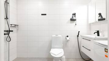 Standard Apartment | Bathroom | Shower, hair dryer, towels, toilet paper