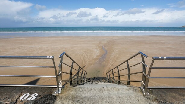 A beach with a concrete staircase leading to the water, marked with the number 08. - Maison des Goelands - 50m de la plage (Pléneuf-Val-André)