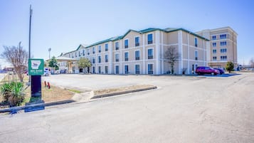 Vista frontal de la propiedad