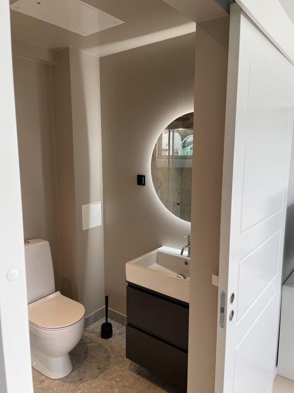 Departamento | Baño | Regadera y toallas 