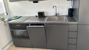 Una cocina moderna con lavavajillas, horno y fregadero.