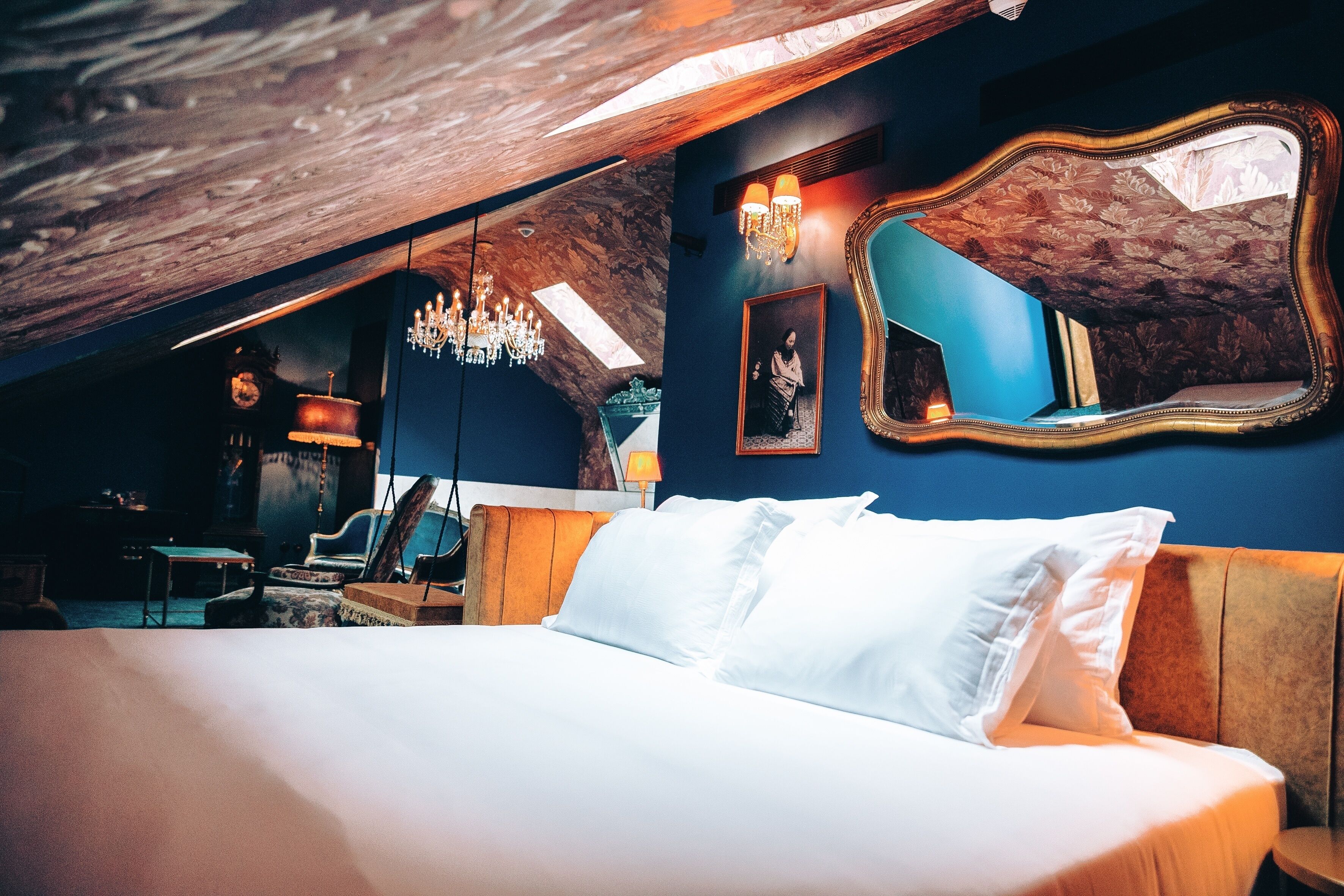 World's Pearls (Bath) | Frigobar, cortinas blackout, Wi-Fi de cortesia, roupa de cama