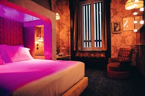 Secret Rooms | Minibar, cortinas opacas, wifi gratis y ropa de cama