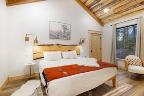 4 bedrooms, WiFi, bed sheets - Bright and stylish home with modern amenities (Broken Bow)