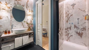 Superior Room | Bilik Mandi | Pancuran mandi, kelengkapan dandanan diri percuma, pengering rambut