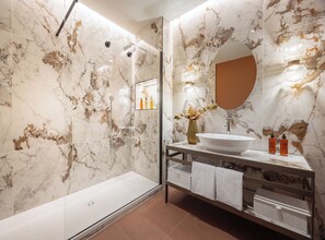 Deluxe Room | Bathroom | Shower, free toiletries, hair dryer, slippers - Maison Santa Croce (Florence)