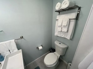 Een douche, een haardroger, handdoeken