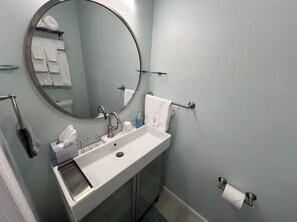 Een douche, een haardroger, handdoeken