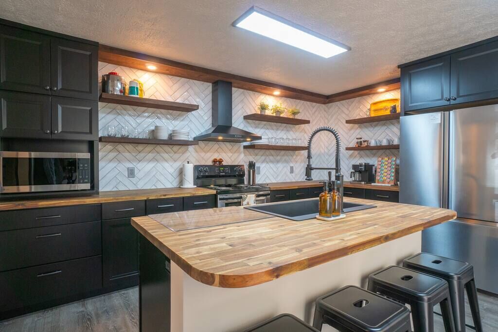 Upscale Helen Cabin on 1 Wooded Acre