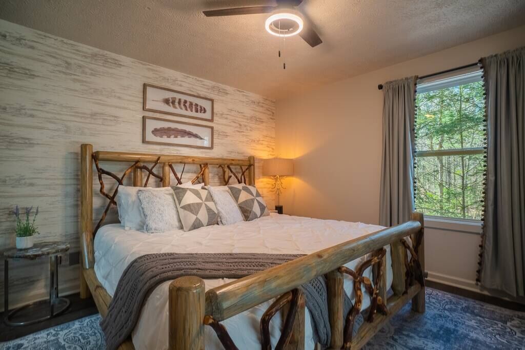 Upscale Helen Cabin on 1 Wooded Acre