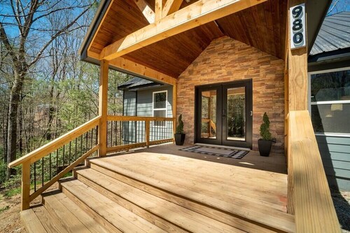 Upscale Helen Cabin on 1 Wooded Acre