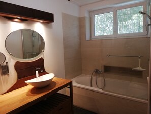Douche, sĂšche-cheveux, serviettes fournies, savon