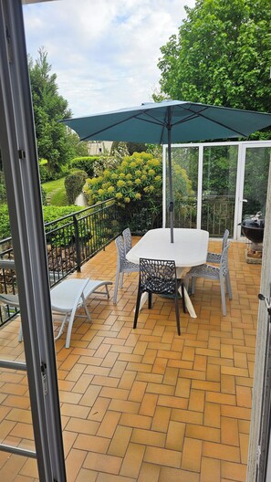 Outdoor dining - The house of So (Saint-Renan)