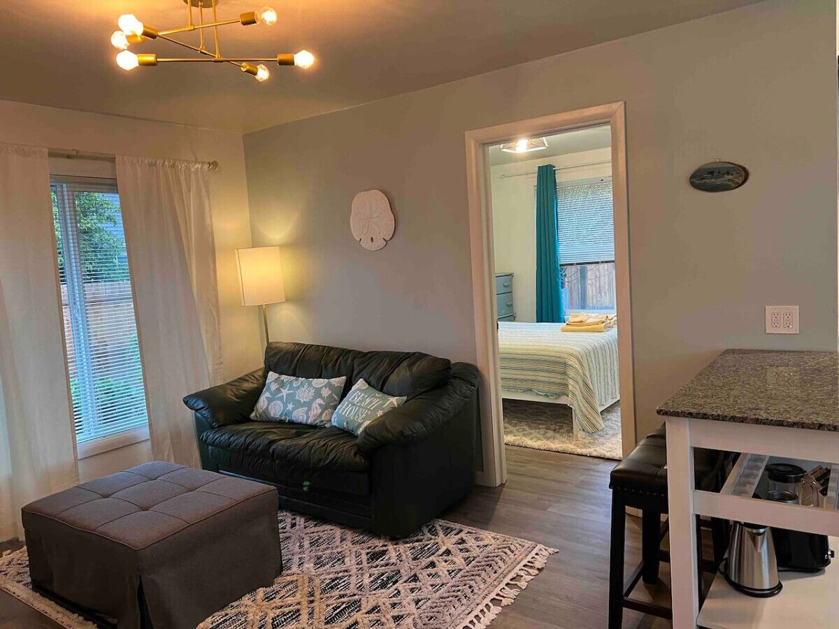 Escritorio, tabla de planchar con plancha, wifi y ropa de cama 