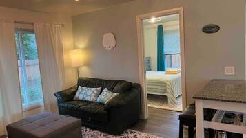 Escritorio, tabla de planchar con plancha, wifi y ropa de cama