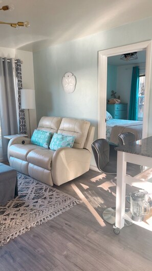 Una televisión, una chimenea