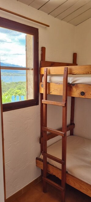 2 عدّة غرف نوم وسرير سفر وواي فاي وملاءات أسرّة