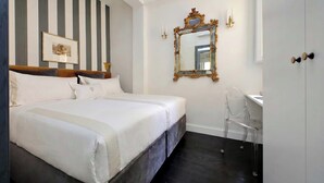 A hotel room with a large bed, a desk, and a mirror. - Perfect location in Florence with Beautiful Terrace (Florence)