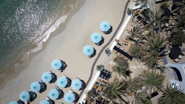 Sur la plage, chaise longue, parasol, bar sur la plage