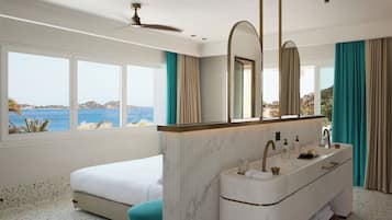 Suíte panorâmica, banheira de imersão, vista para o mar | 1 quarto, lençóis italianos Frette, roupas de cama premium