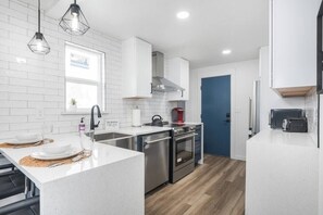 Køleskab, mikrobølgeovn, ovn, kogeplade