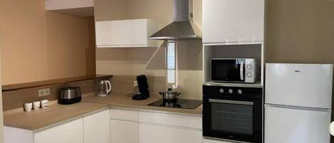 Réfrigérateur, micro-ondes, four, plaque de cuisson