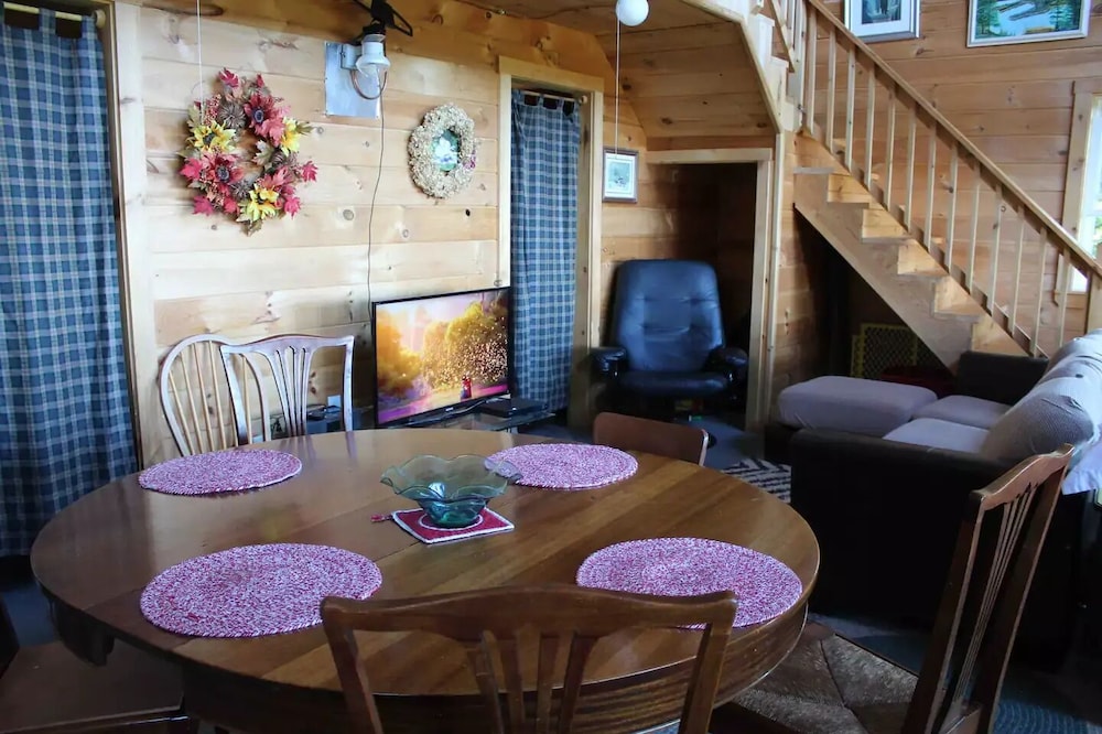 Mountain side cabin views of sunsets every day nearest neighbor is a mile away