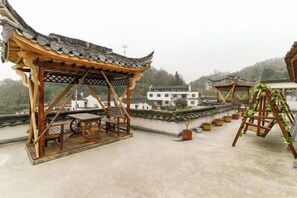 Outdoor dining - Huiyun Inn (Jing County)