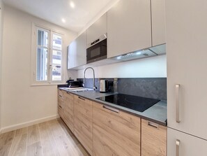 Fridge, microwave, dishwasher, coffee/tea maker