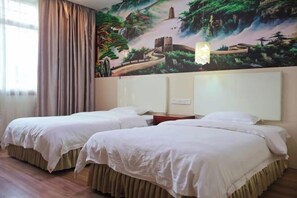 Habitación de hotel con dos camas, un mural de un paisaje pintoresco en la pared y una ventana con cortinas.