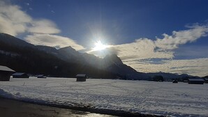 Paisaje nevado con montañas y cielo despejado.