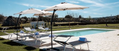 Una piscina al aire libre, una piscina climatizada