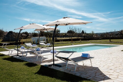 Elegant trulli and lamia for exclusive use, with heated pool.