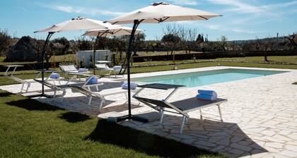 Elegant trulli and lamia for exclusive use, with heated pool.