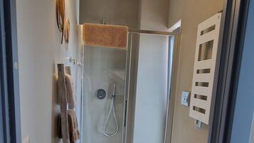 Ducha, secador de pelo, bidet, toallas