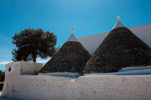 Exterior - Elegant trulli and lamia for exclusive use, with heated pool. (Putignano)