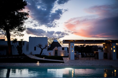 Elegant trulli and lamia for exclusive use, with heated pool.