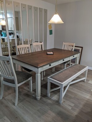 Dining - Perfect Vacation Rental! Beach, Golf, Pool & more. Pet friendly! (Sunset Beach)