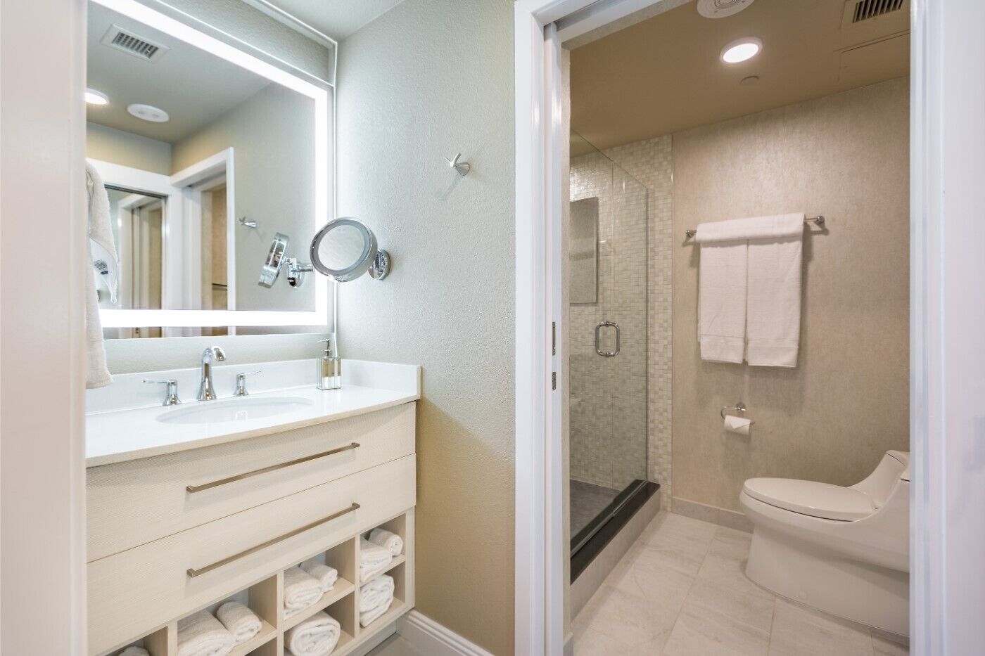 Spacious 2-Bedroom Condo with Golf Course View and Convention Center Access